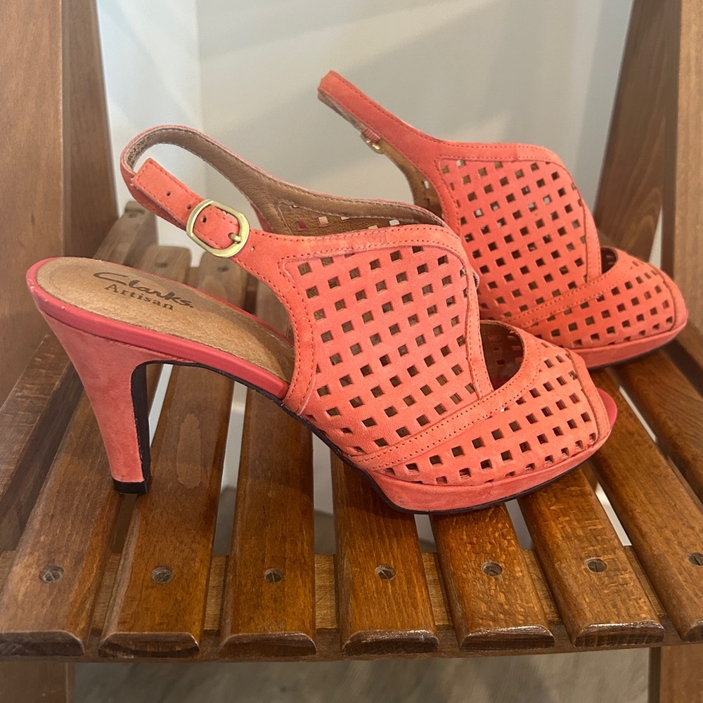Clarks Artisan Wessex Shay Peep Toe Heels Coral Suede Leather Womens size 8 - Picture 2 of 7